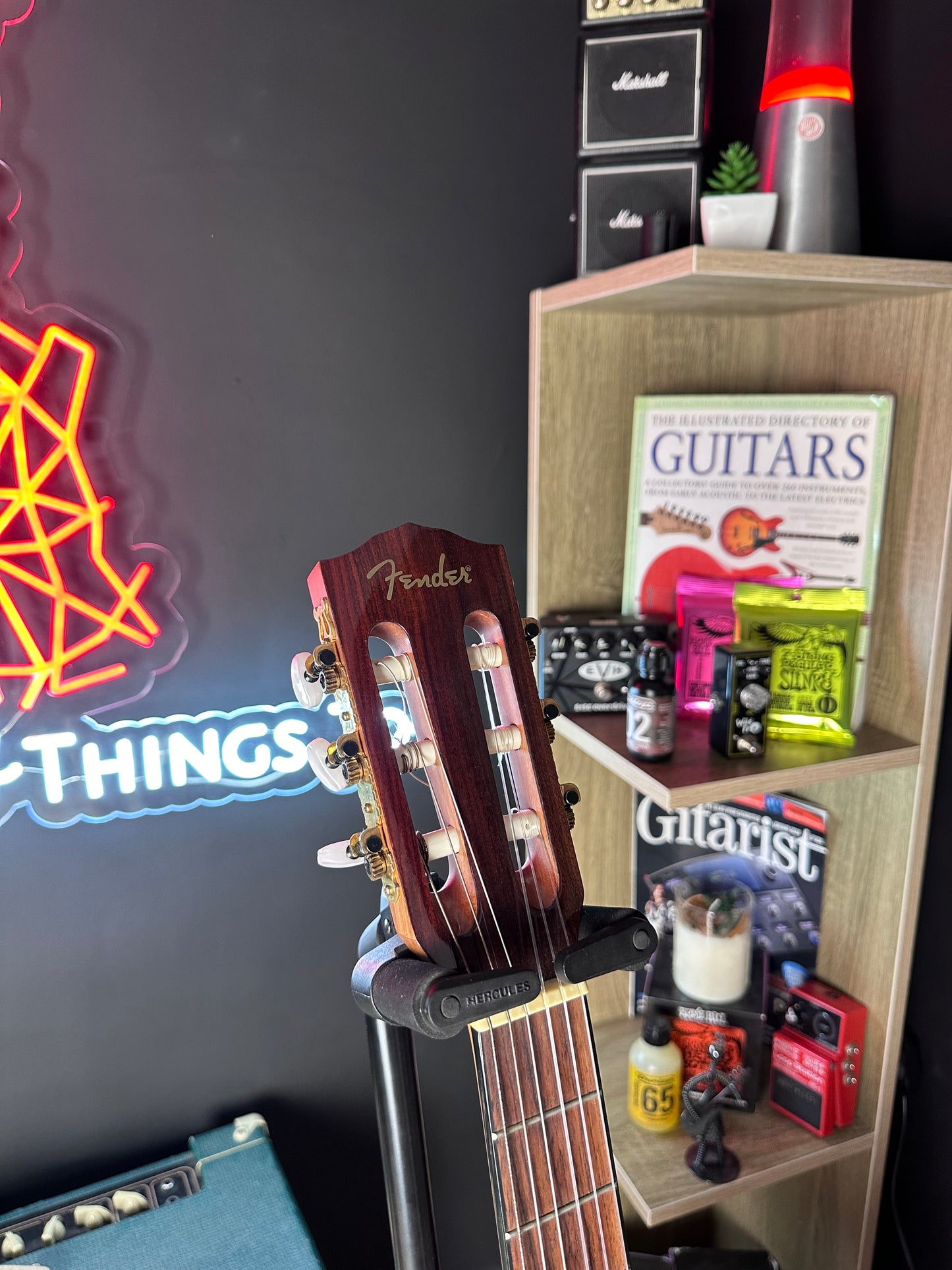 Fender CDN-210S Classical guitar