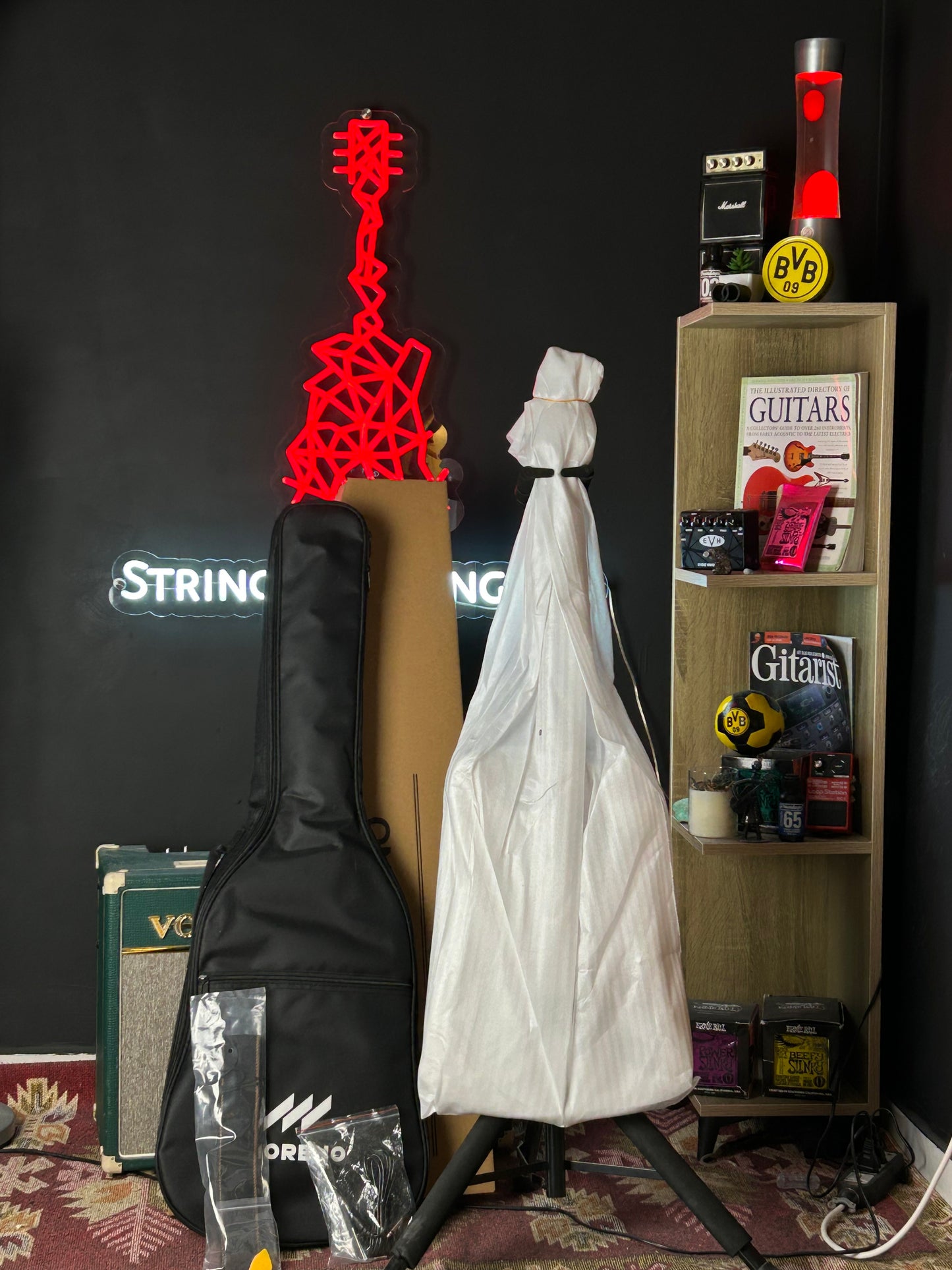 * Brand New * Moreno ST-100 HSS Gloss Black Electric Guitar + free bag and cable