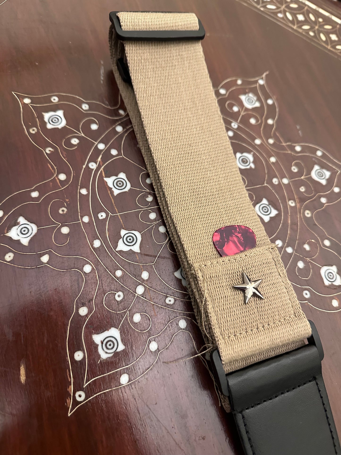 Guitar strap with pickholder