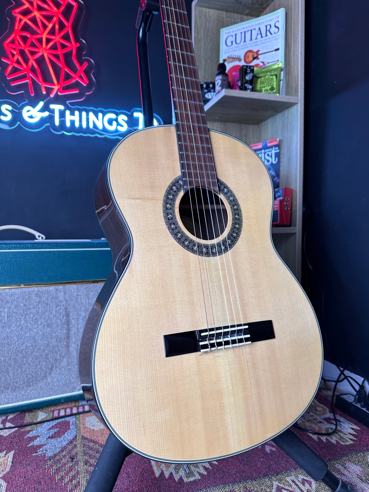 Fender CDN-210S Classical guitar