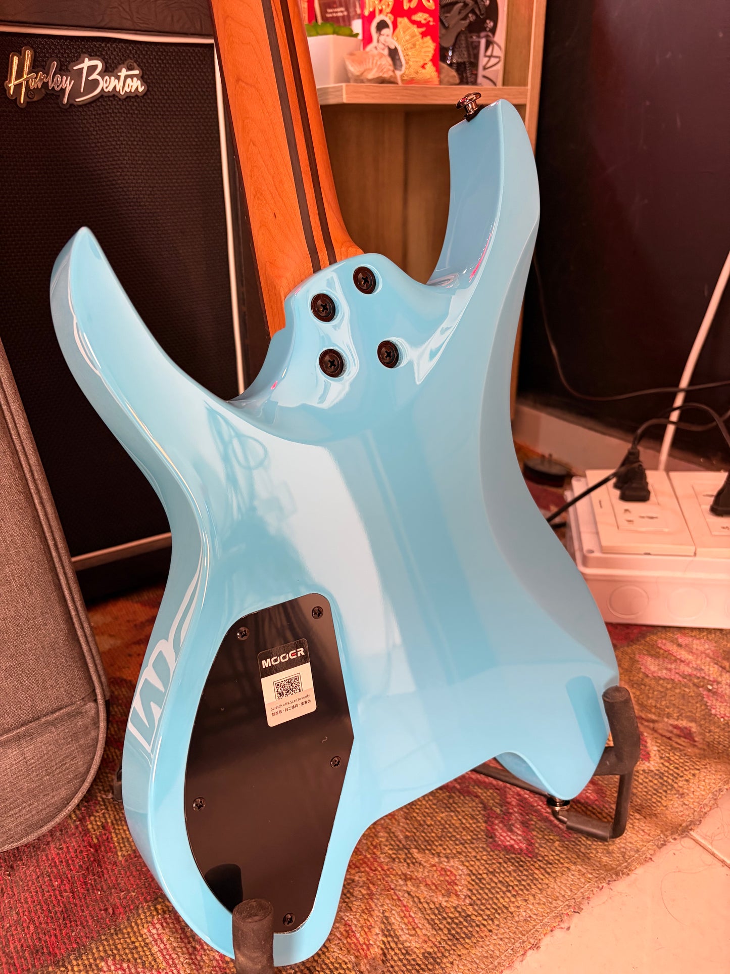 Mooer MHL100 Blue Gradient Headless Electric Guitar + Premium case