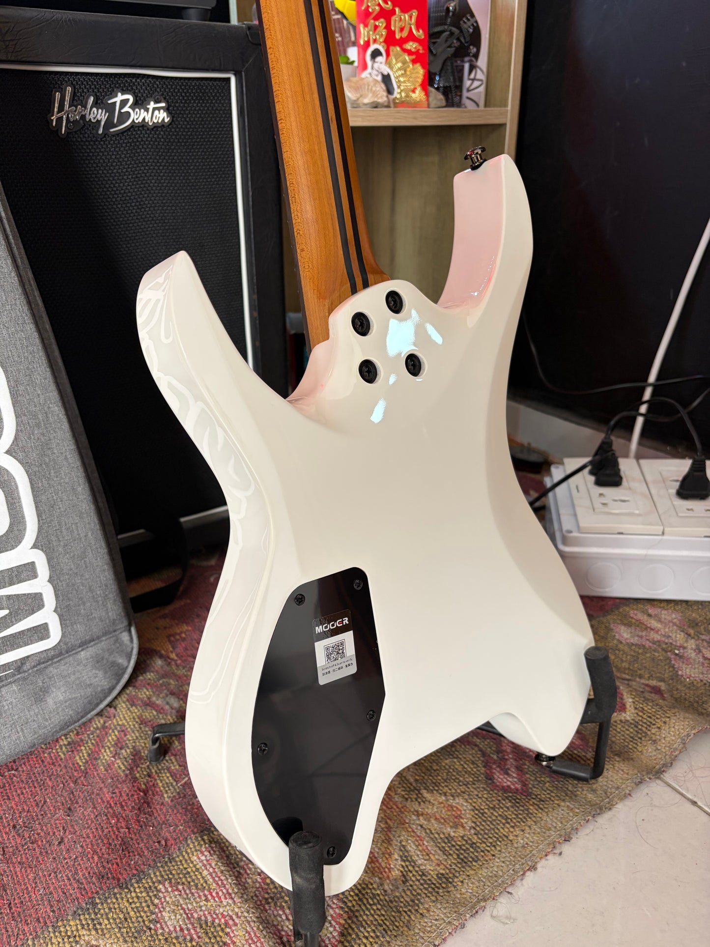Mooer MHL100 Dreamy Blue Headless Electric Guitar + Premium case