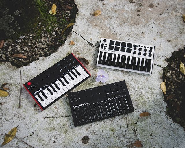 MIDI Controllers – Strings & Things Jo