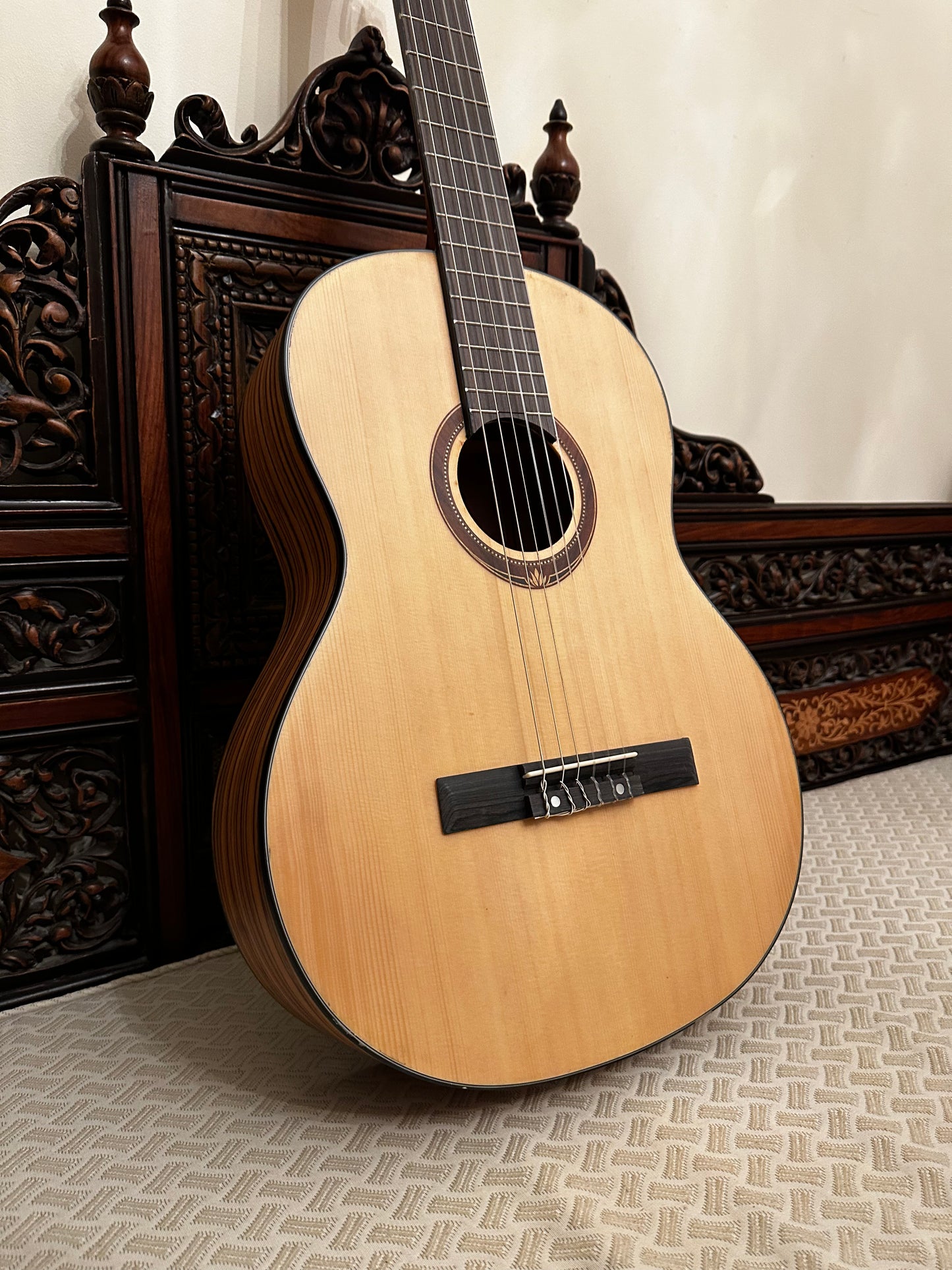 * Brand New * Moreno MCG70 full size classical guitar + free pack of accessories