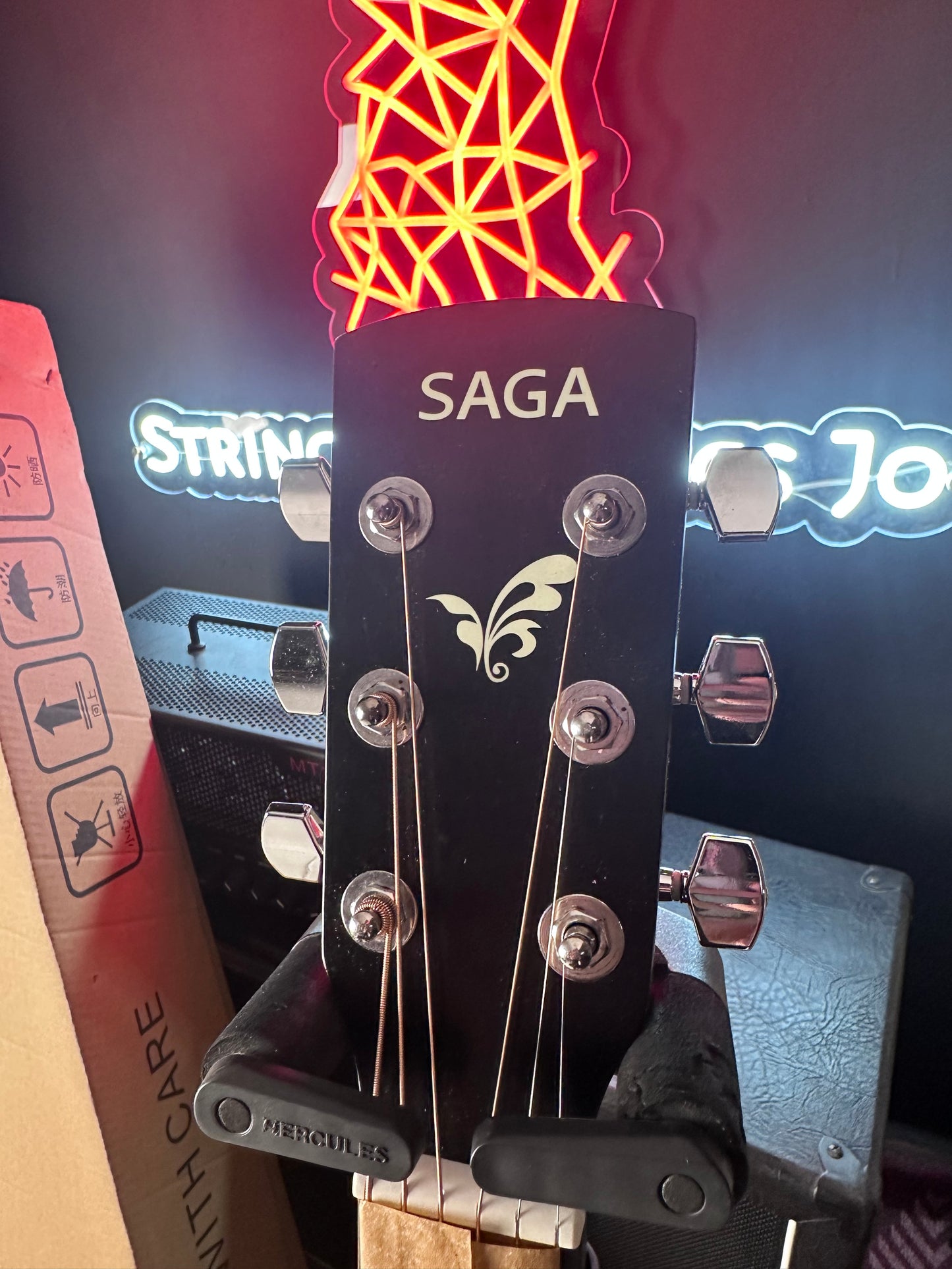 * Brand New * Saga SF600C Acoustic Guitar with cutaway