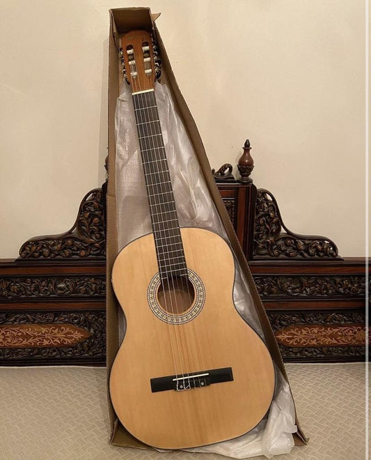 * Brand New * Moreno MCG40 full size classical guitar  - 95 JDs + Free Gigbag!