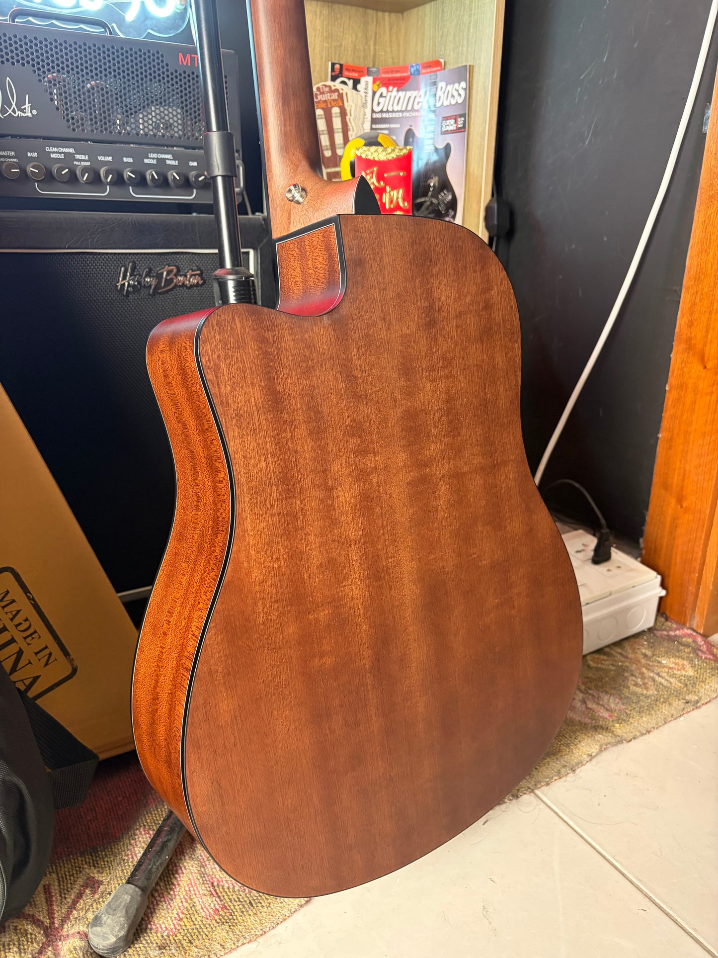 * Brand New * Saga SF600C Acoustic Guitar with cutaway + STG Bag
