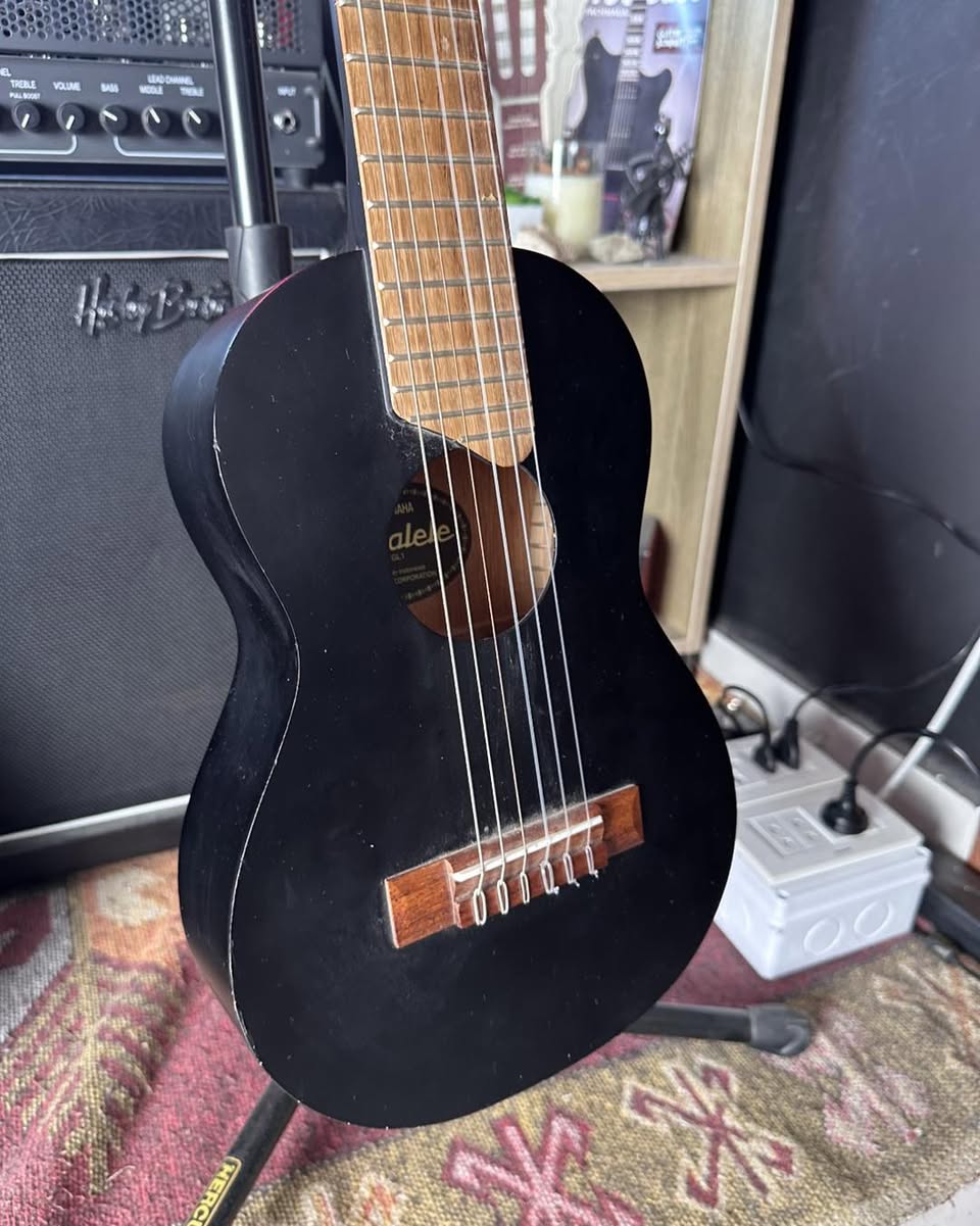 Yamaha GL-1 Guitalele Yamaha GL-1 Guitalele