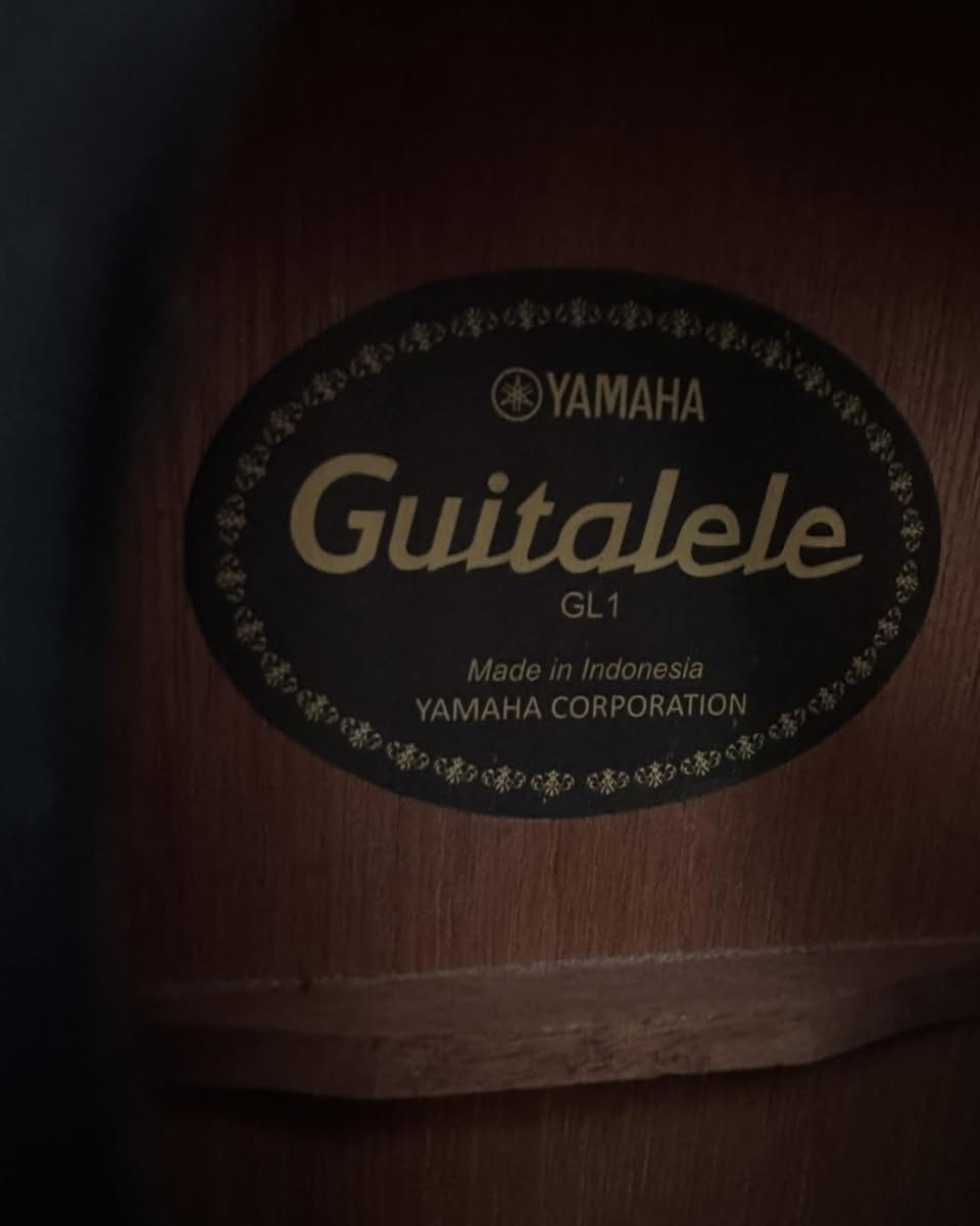 Yamaha GL-1 Guitalele Yamaha GL-1 Guitalele