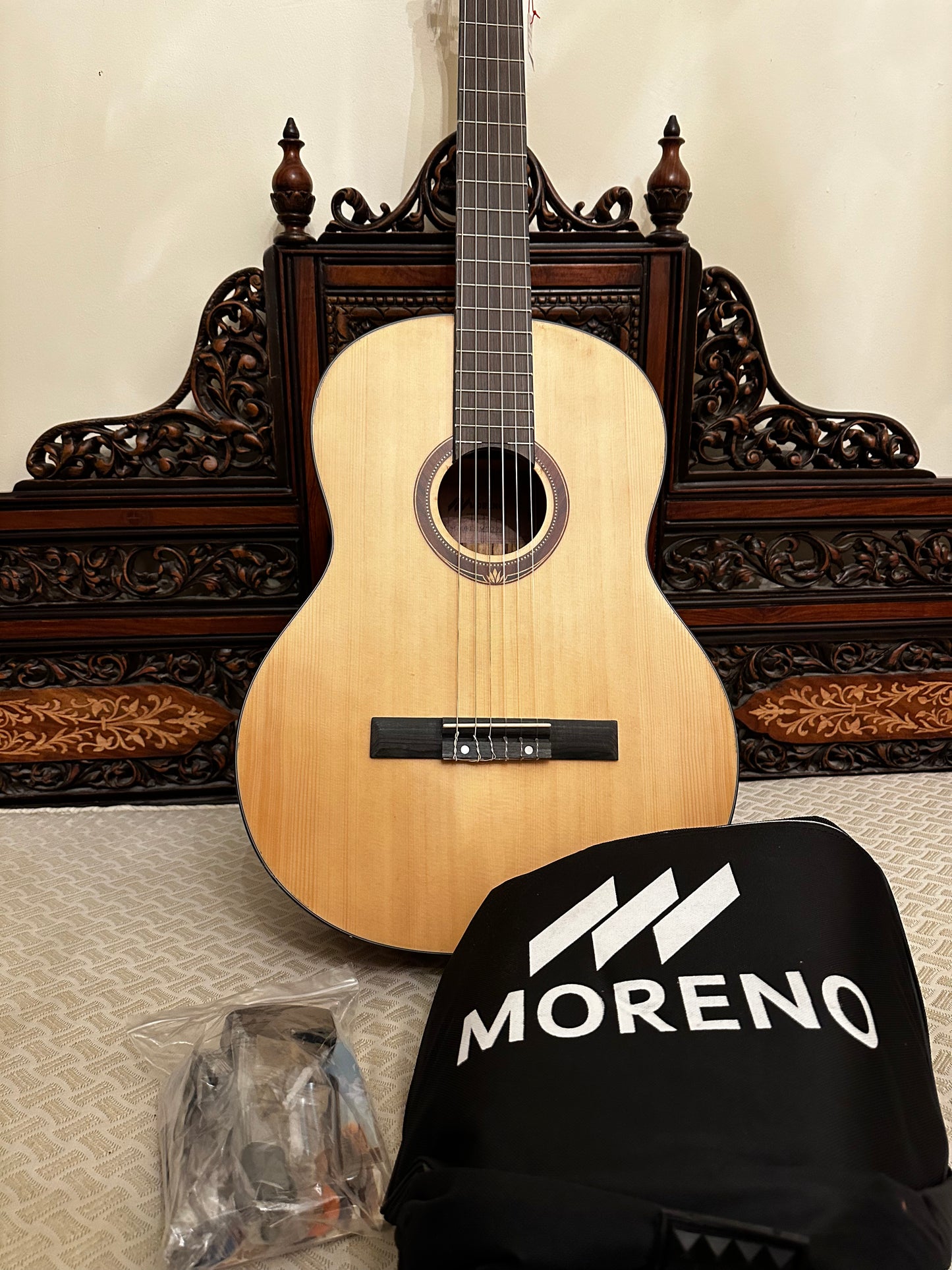 * Brand New * Moreno MCG70 full size classical guitar + free pack of accessories