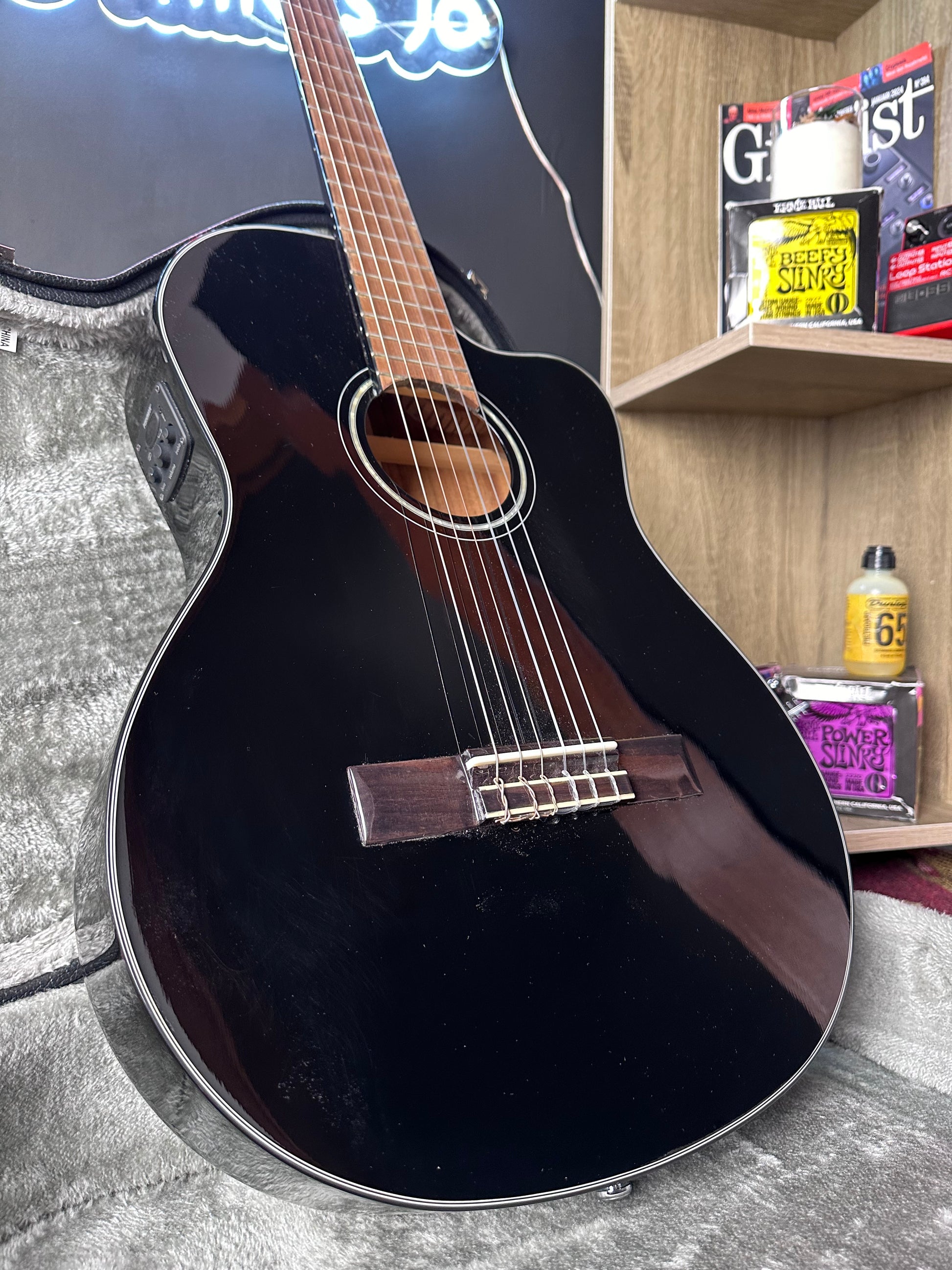 Fender CN-140SCE Thinline Concert Nylon String Electric/Classical Guitar with Hardcase Fender CN-140SCE Thinline Concert Nylon String Electric/Classical Guitar with Hardcase