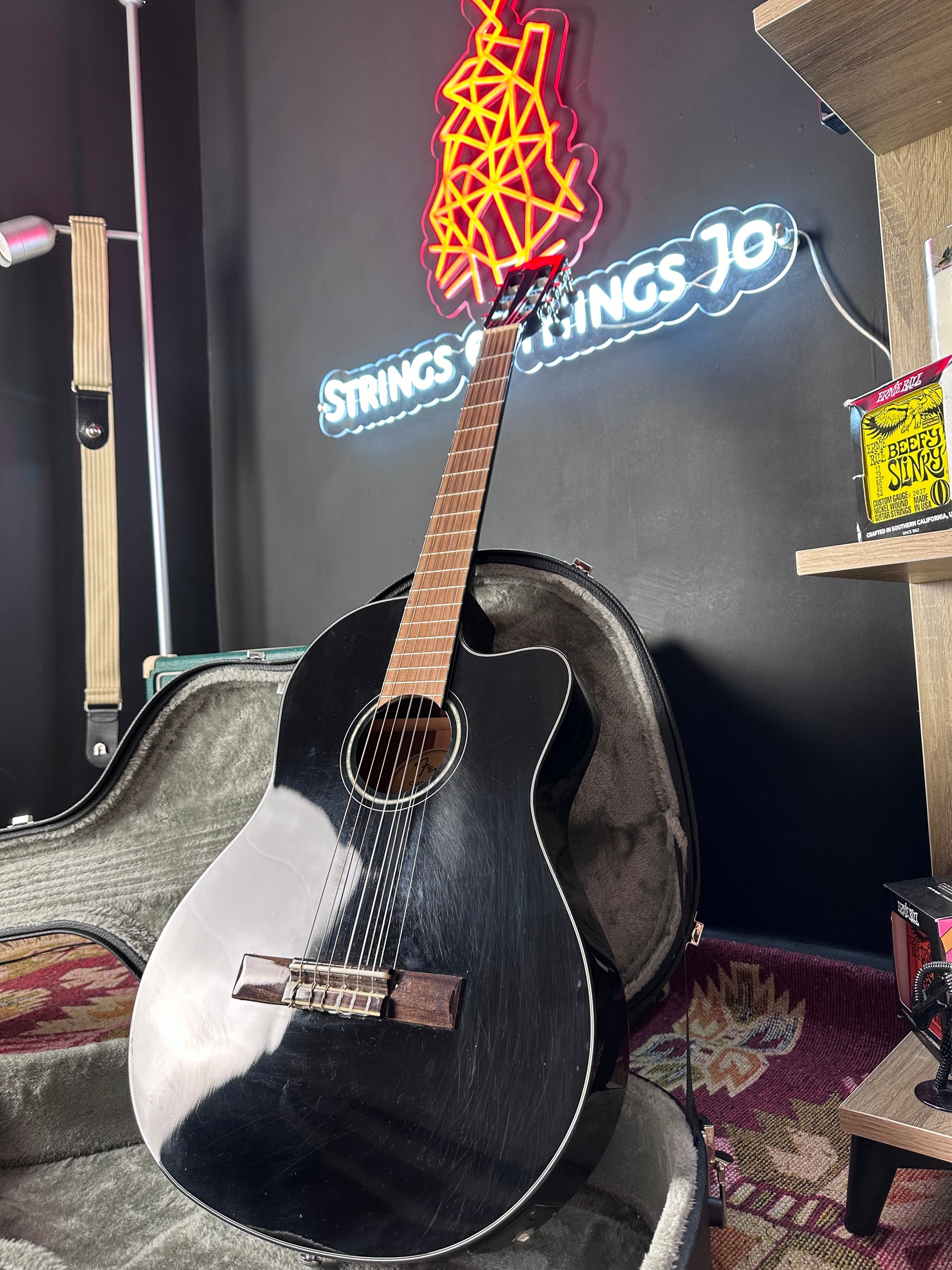 Fender CN-140SCE Thinline Concert Nylon String Electric/Classical Guitar with Hardcase Fender CN-140SCE Thinline Concert Nylon String Electric/Classical Guitar with Hardcase
