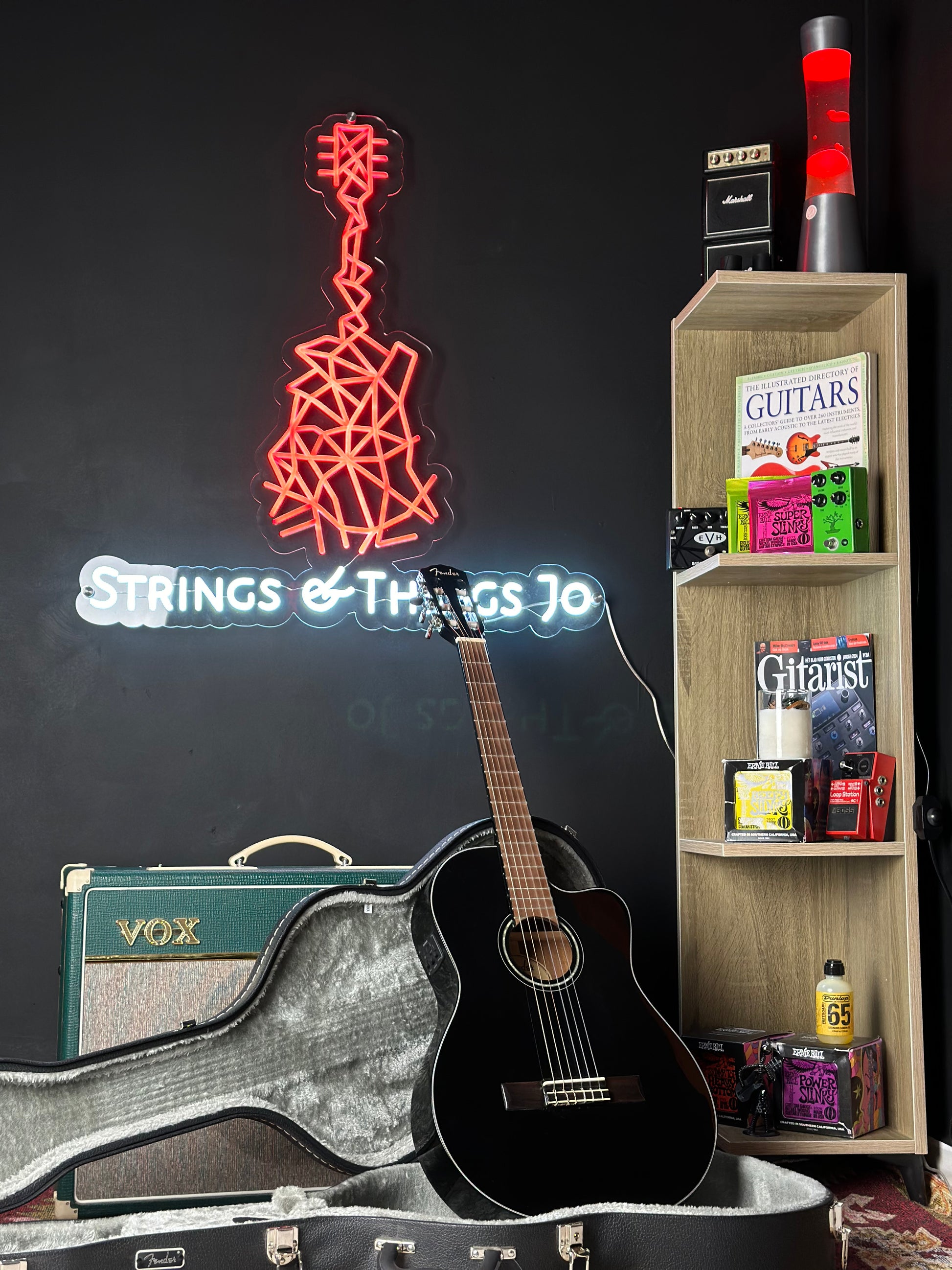 Fender CN-140SCE Thinline Concert Nylon String Electric/Classical Guitar with Hardcase Fender CN-140SCE Thinline Concert Nylon String Electric/Classical Guitar with Hardcase