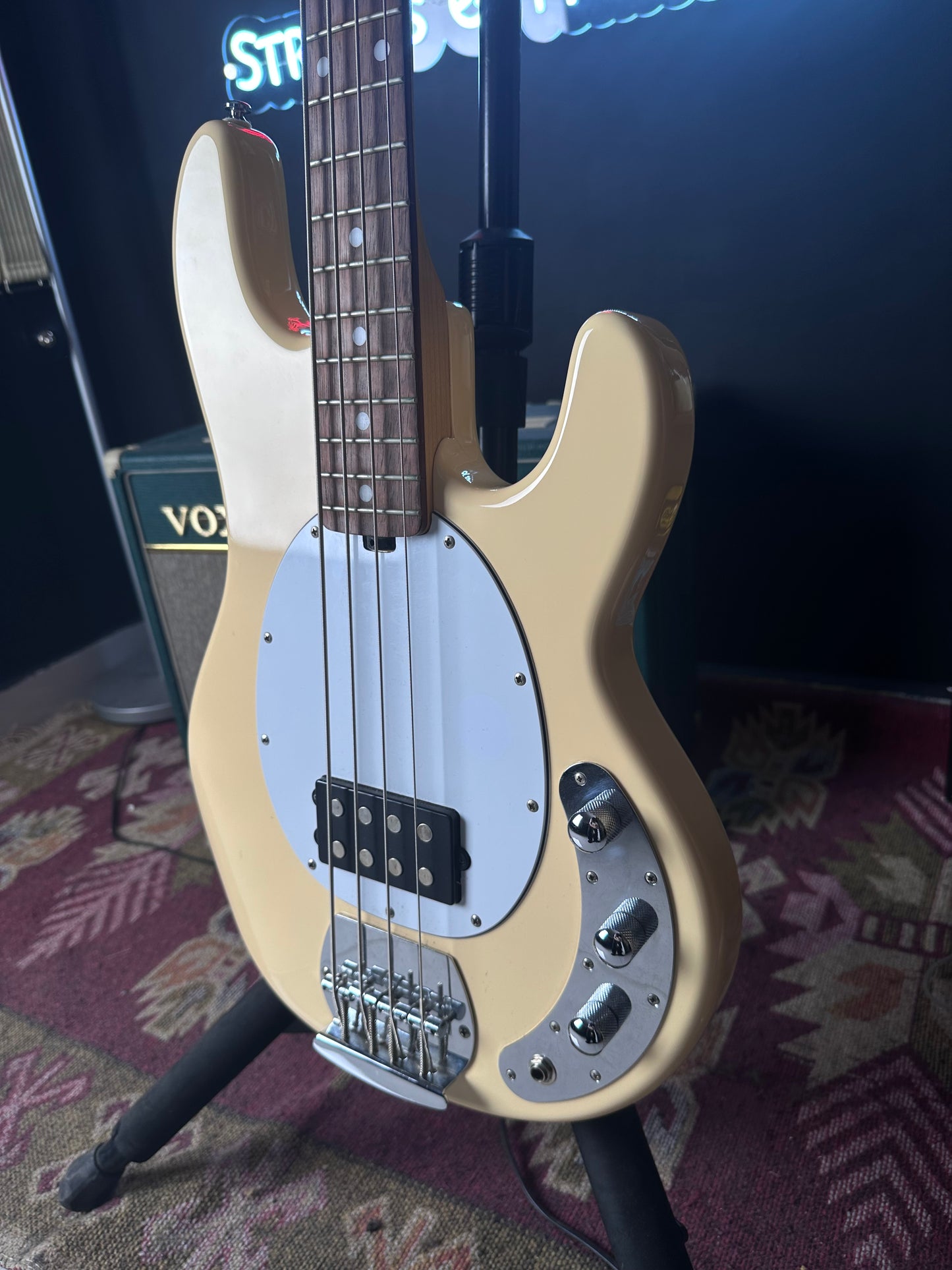 Sterling By Music Man StingRay 4 Bass + 2 extra pick guards