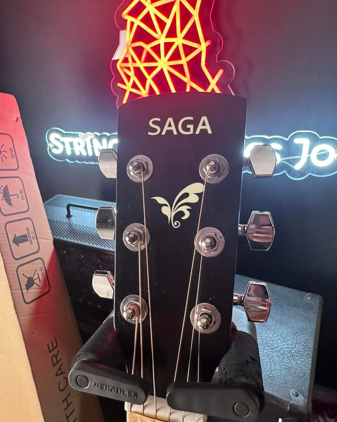 * Brand New * Saga SF600C Acoustic Guitar with cutaway