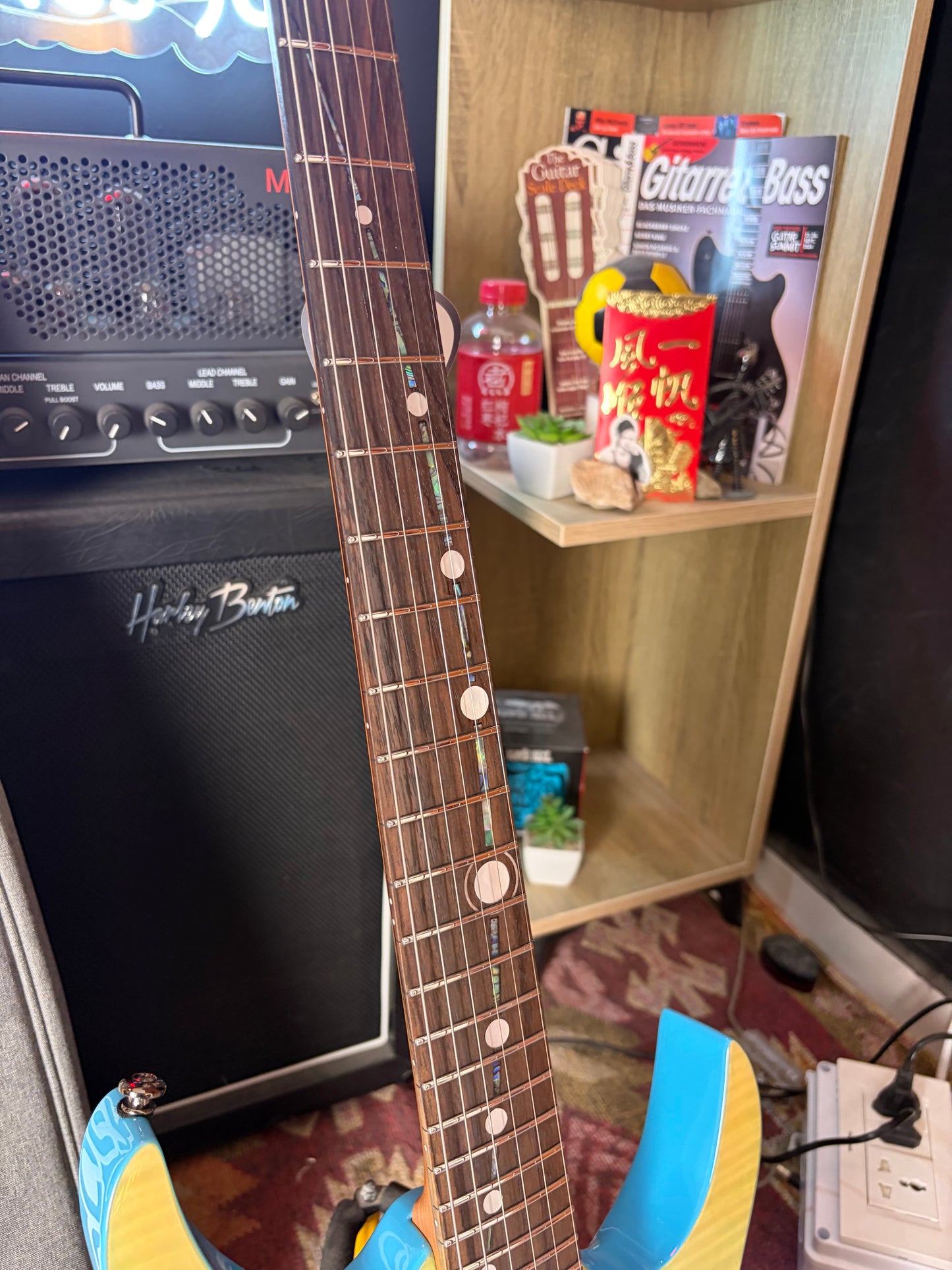 Mooer MHL100 Blue Gradient Headless Electric Guitar + Premium case