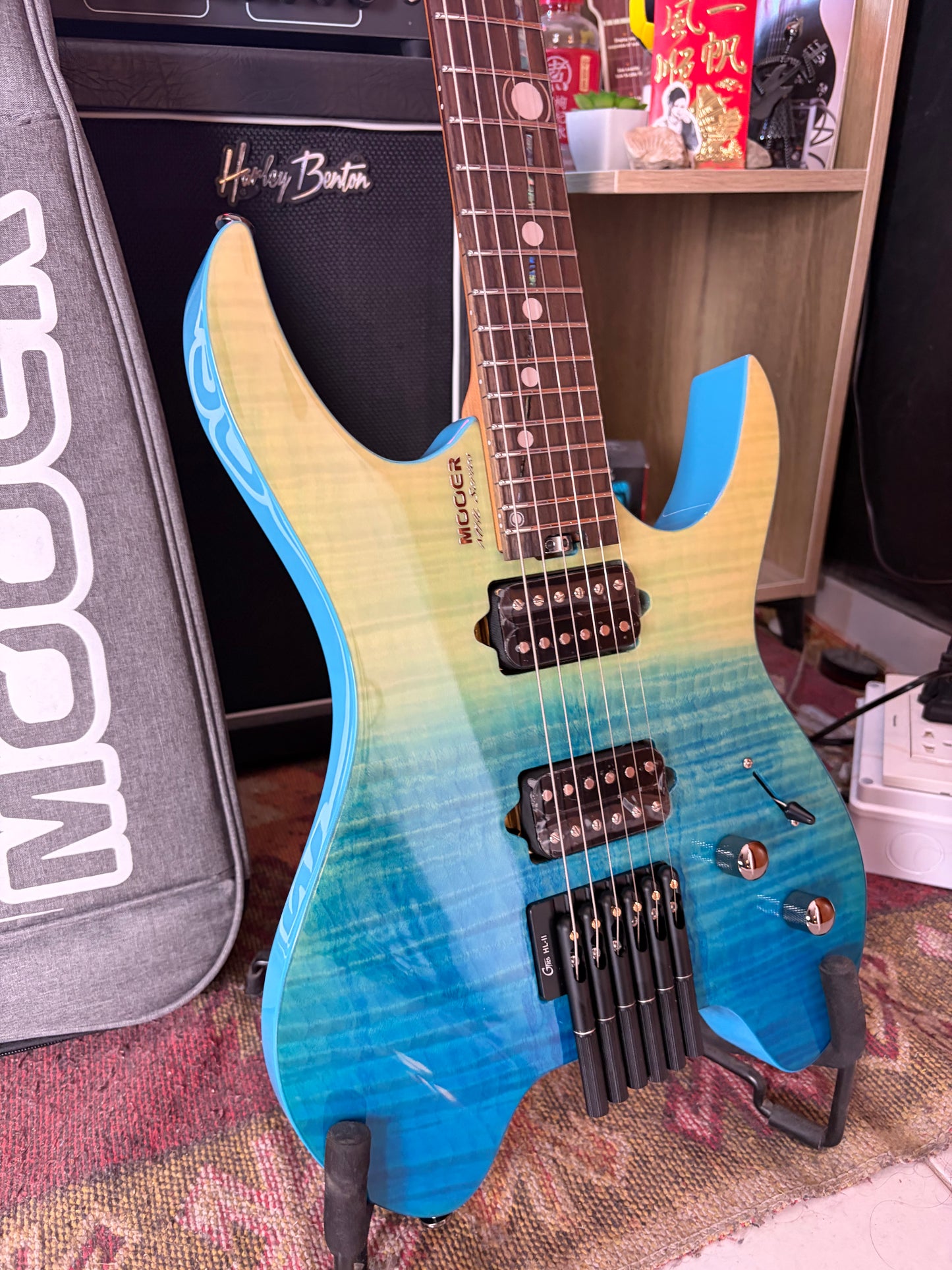 Mooer MHL100 Blue Gradient Headless Electric Guitar + Premium case