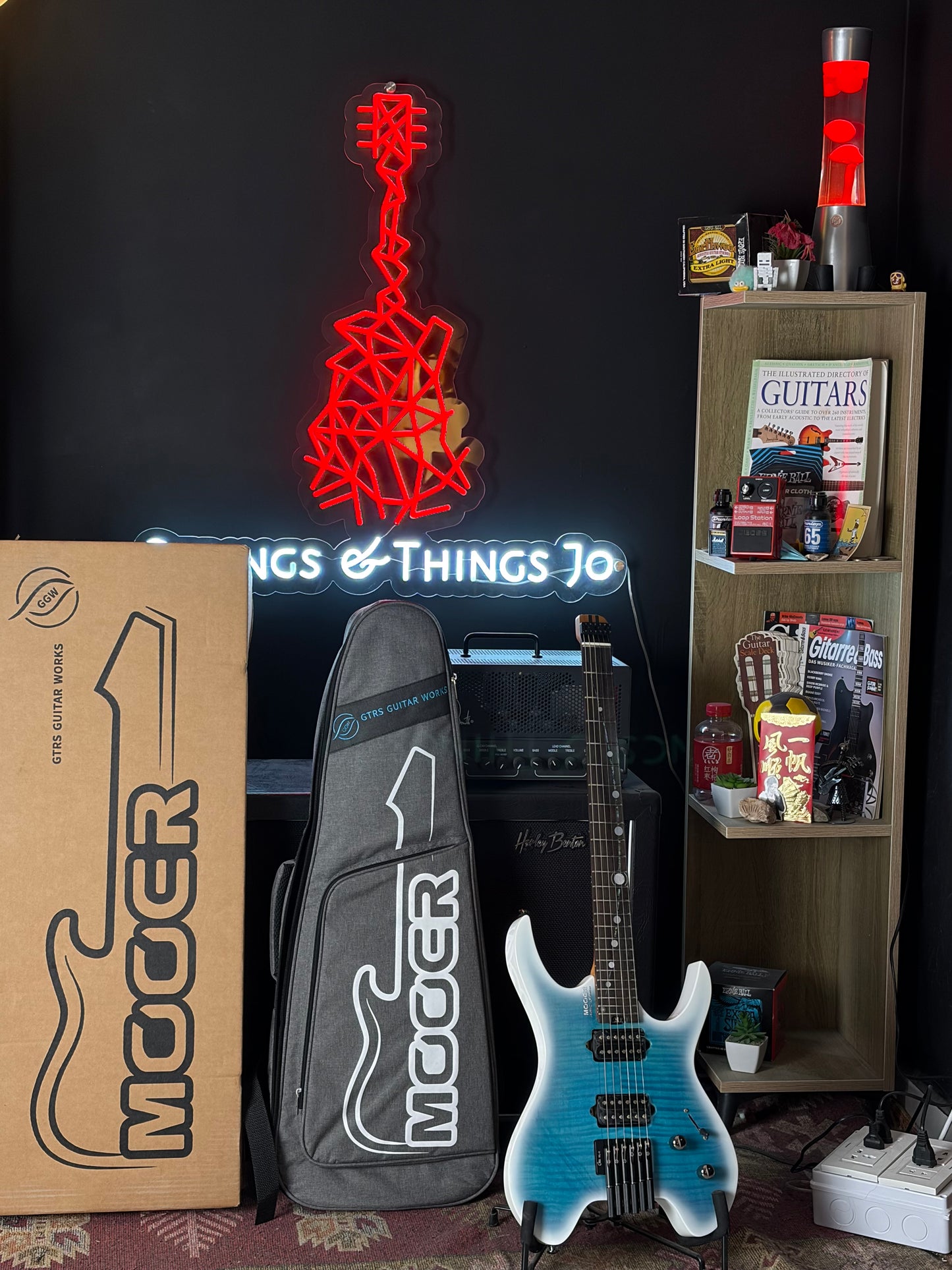 Mooer MHL100 Dreamy Blue Headless Electric Guitar + Premium case