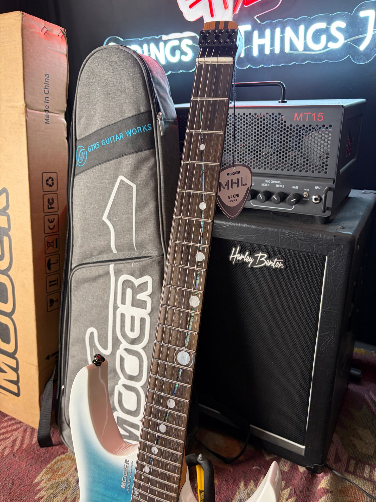Mooer MHL100 Dreamy Blue Headless Electric Guitar + Premium case