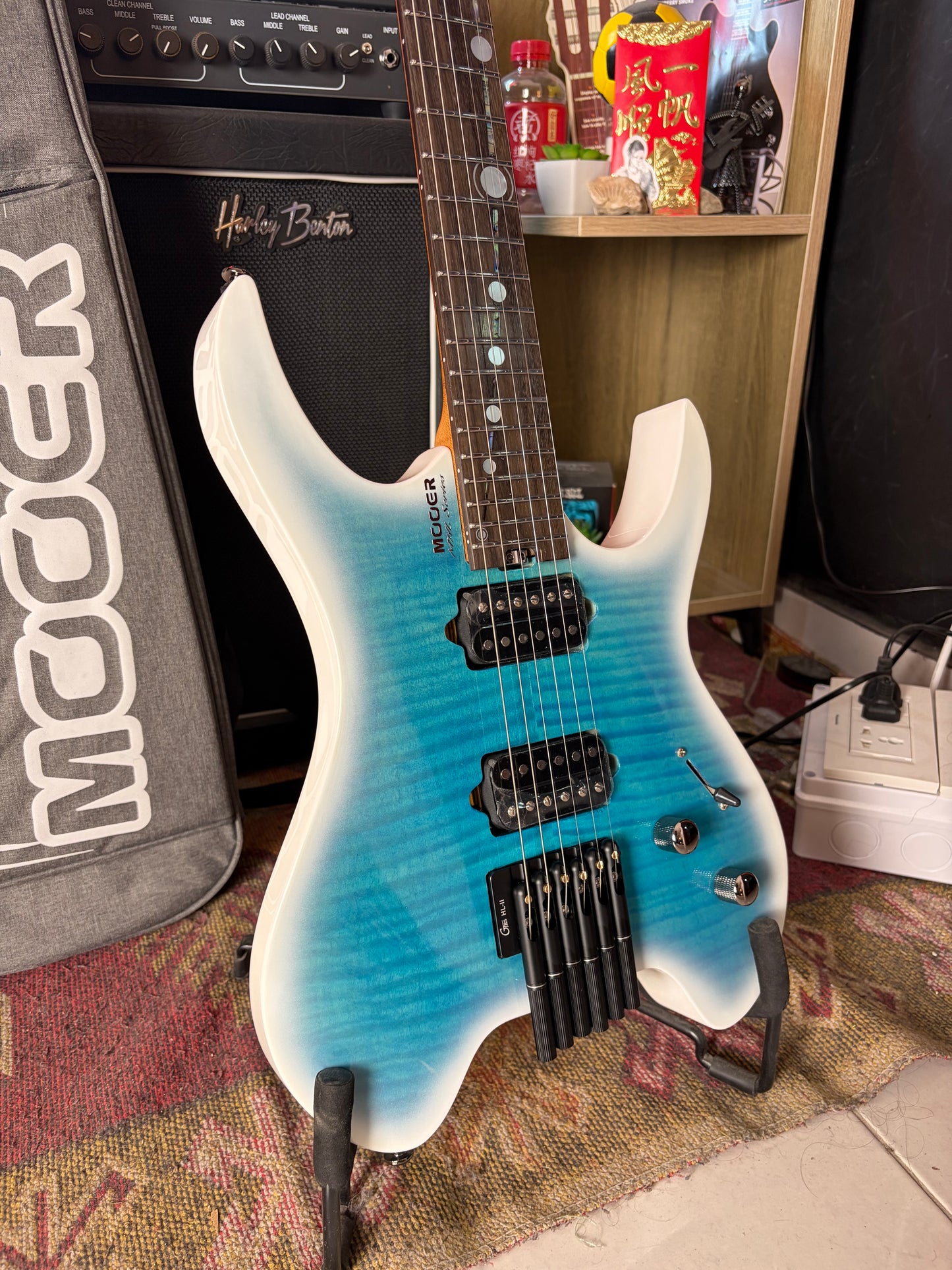 Mooer MHL100 Dreamy Blue Headless Electric Guitar + Premium case