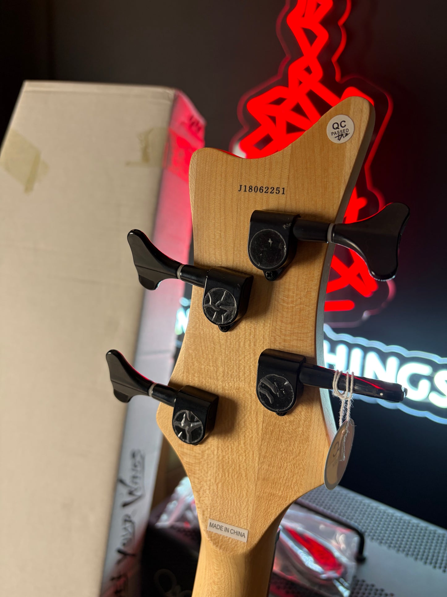 * Brand New * Dean Edge 2 Burled Maple 4 Strings Bass