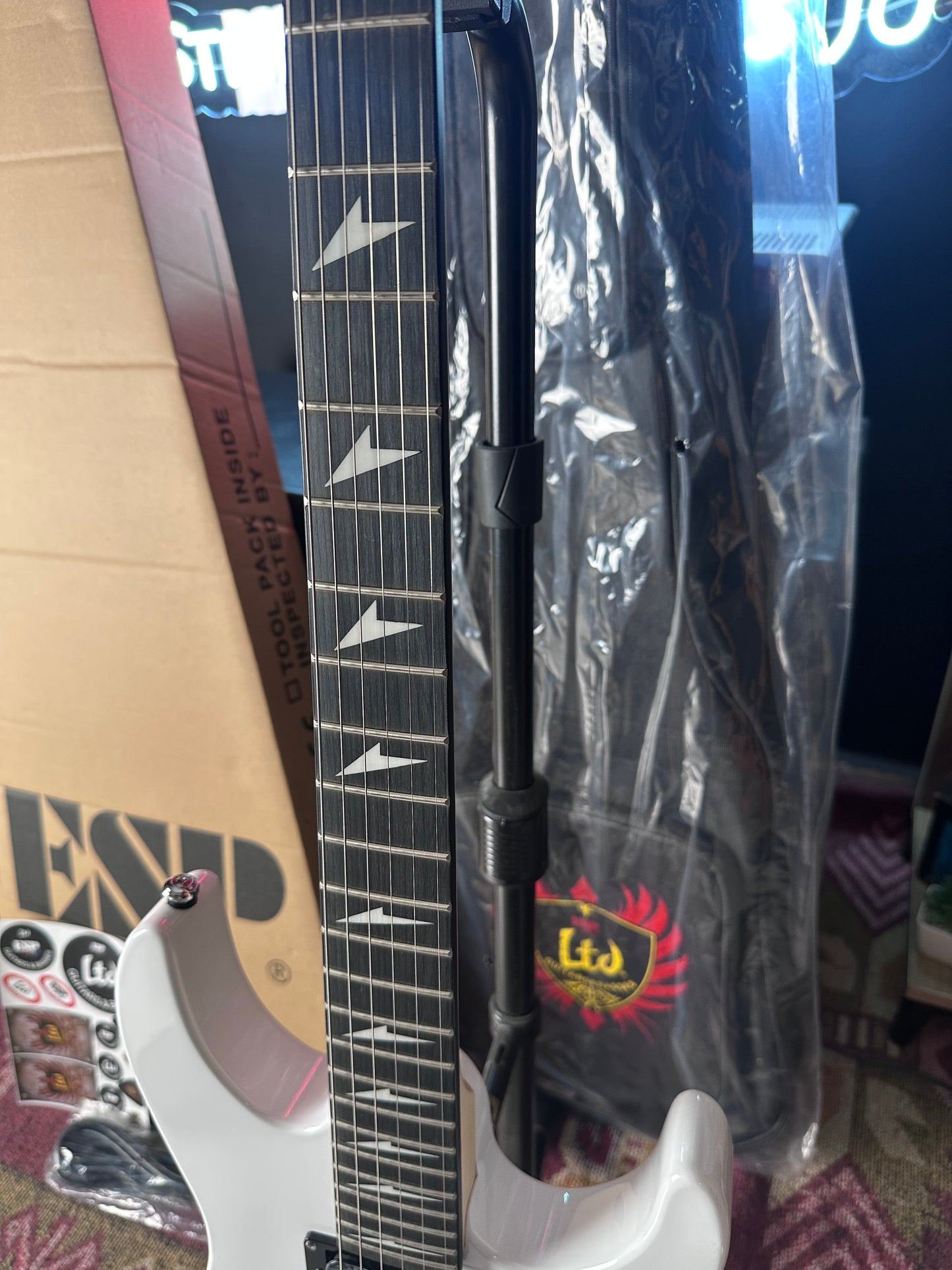 * Brand New * ESP LTD MT-130 HSH WH Electric Guitar Pack