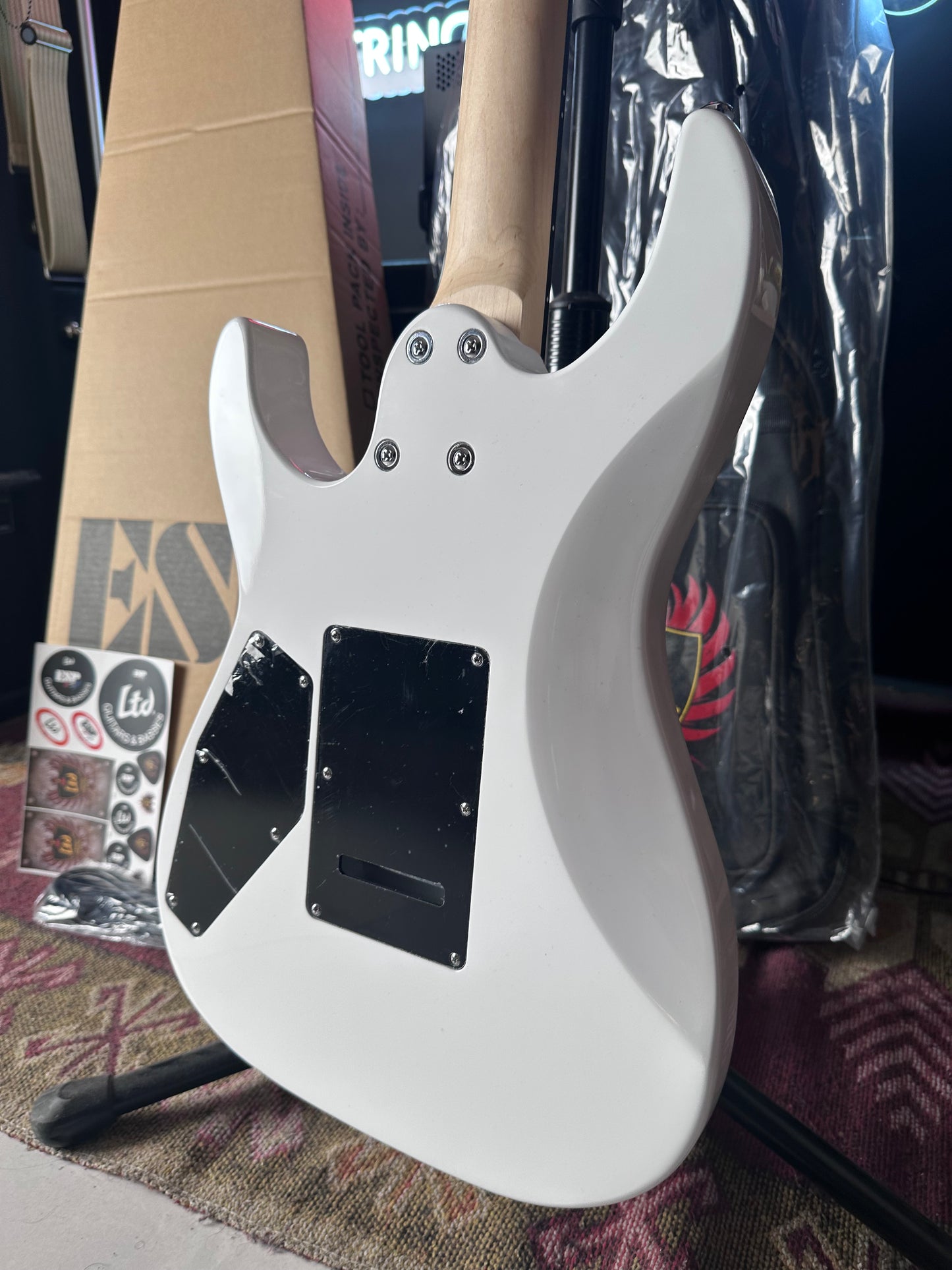 * Brand New * ESP LTD MT-130 HSH WH Electric Guitar Pack