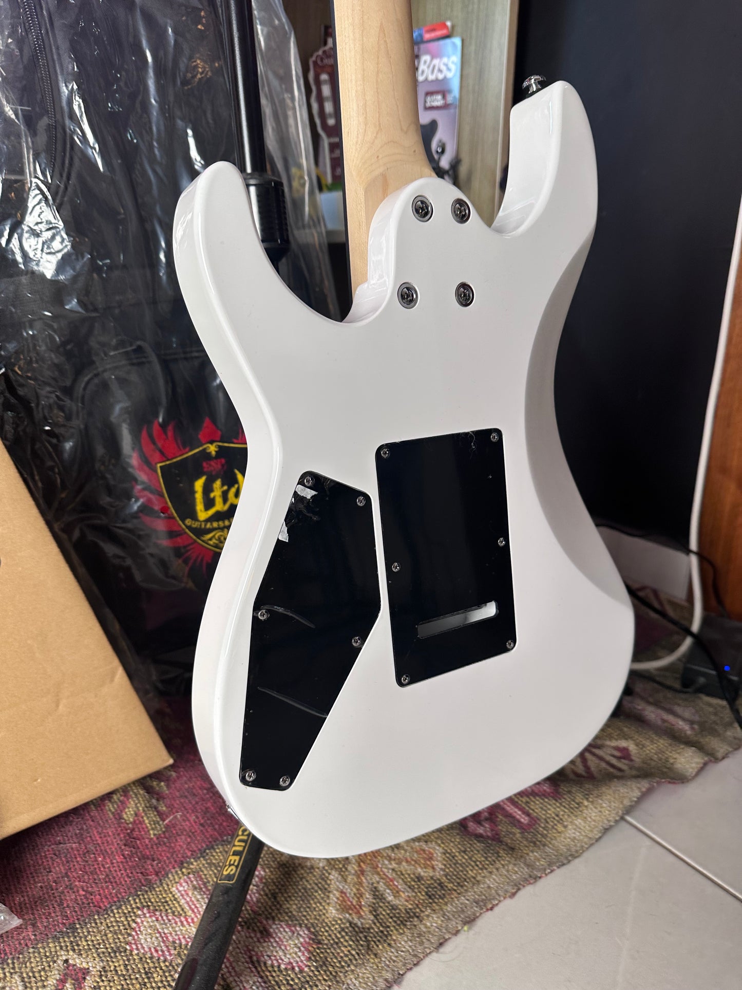 * Brand New * ESP LTD MT-130 HSH WH Electric Guitar Pack