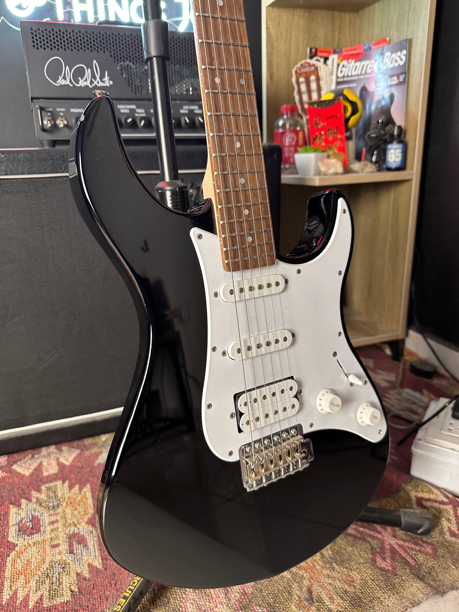 Yamaha Pacifica PAC012 Electric Guitar Yamaha Pacifica PAC012 Electric Guitar