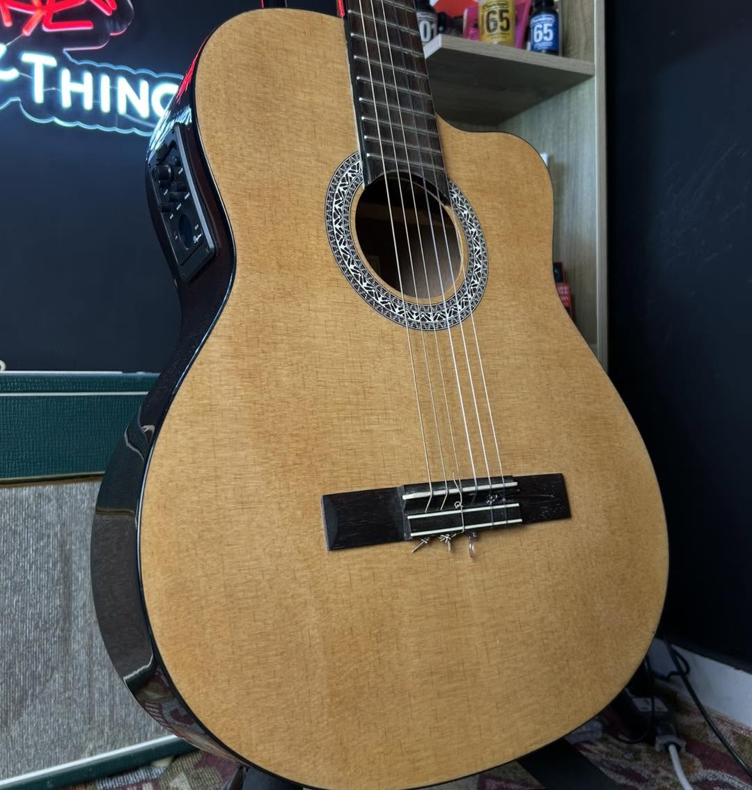 Admira Sara Electro Cutaway classical/electric guitar Admira Sara Electro Cutaway classical/electric guitar