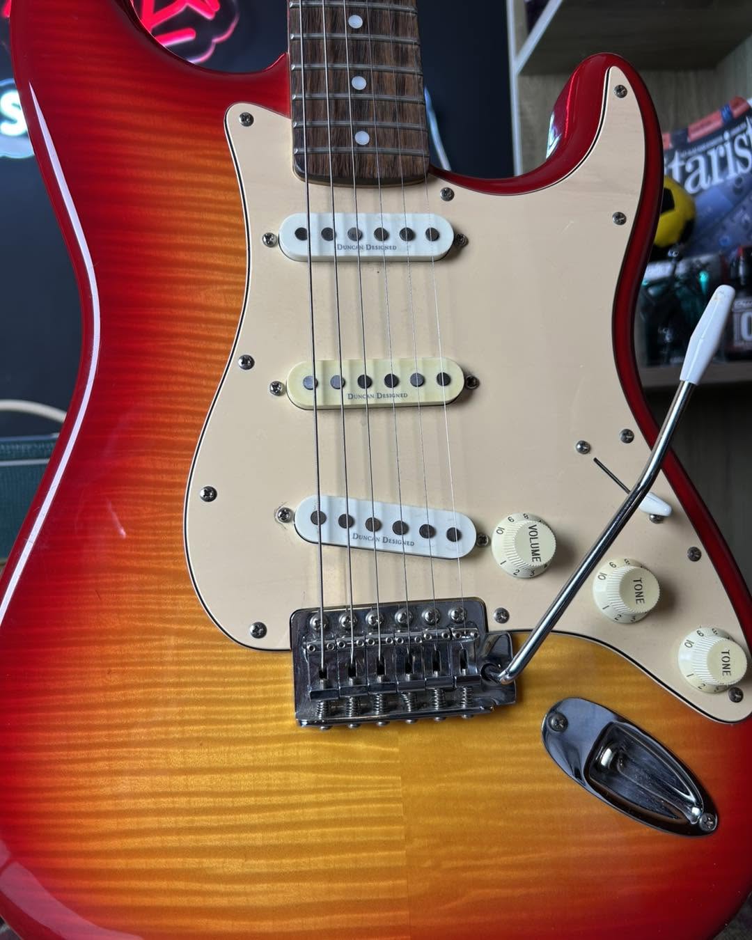 Squier Vintage Modified Stratocaster Flamed Cherry Sunburst Electric Guitar