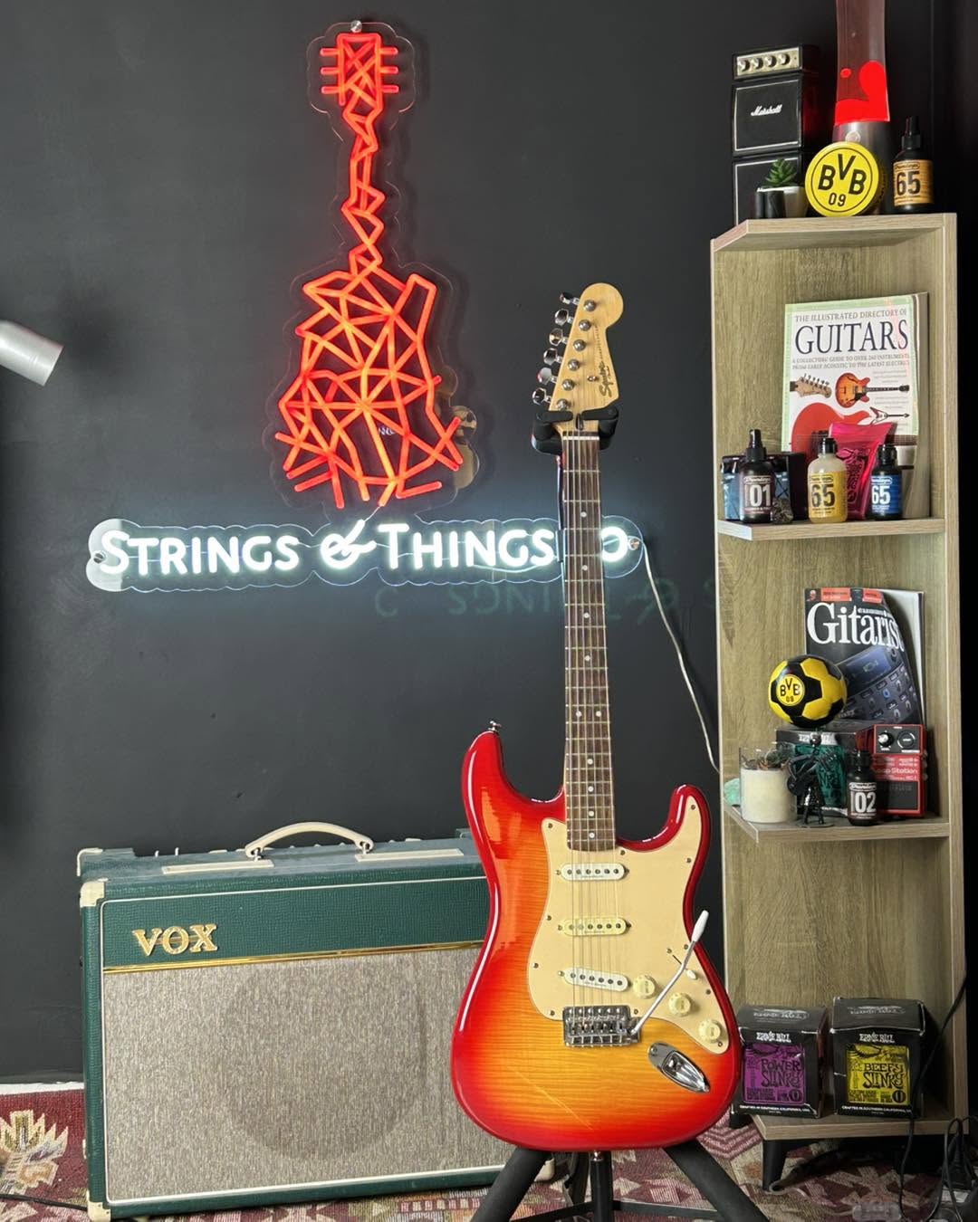 Squier Vintage Modified Stratocaster Flamed Cherry Sunburst Electric Guitar
