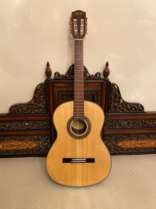 Fender CDN-210S Classical guitar